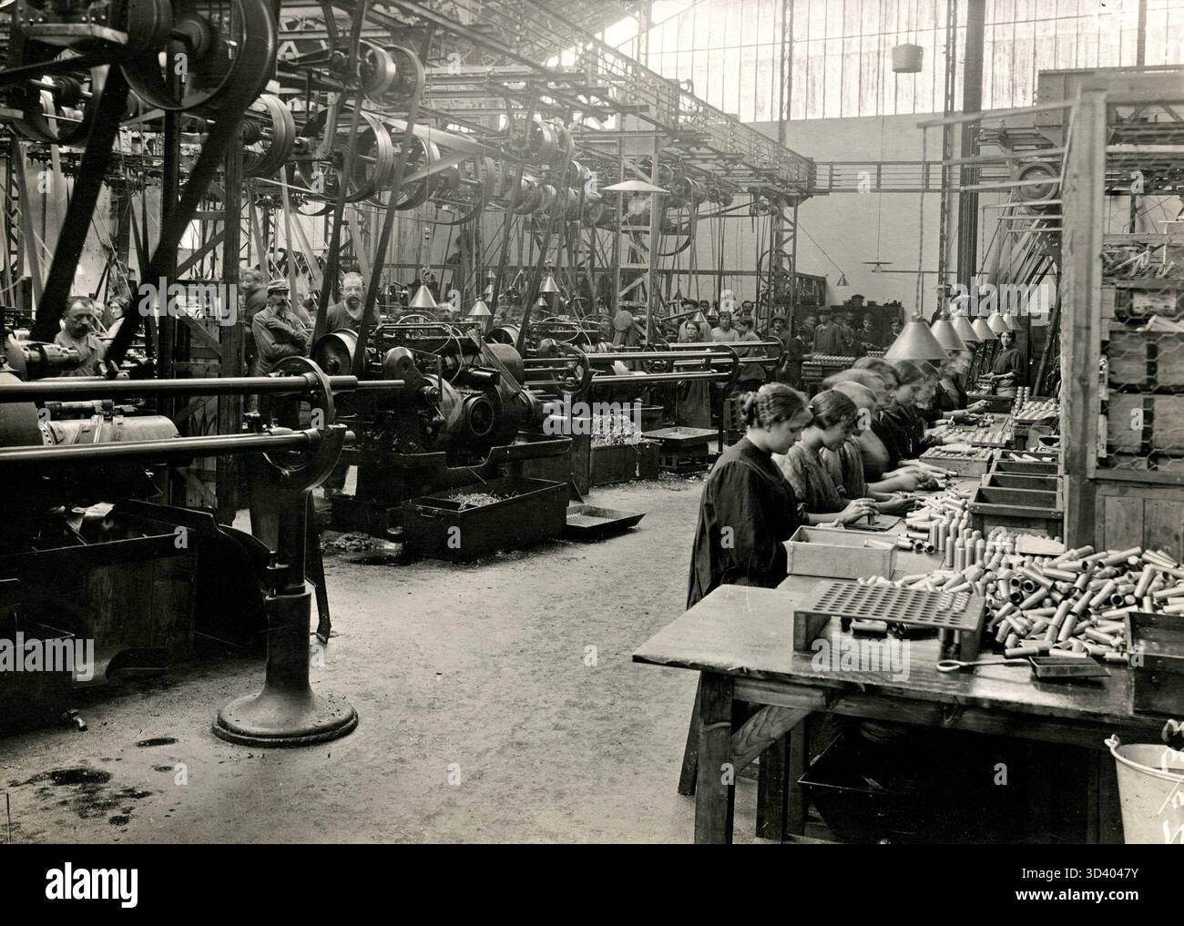 En 1915, une usine de munitions en France montre des ouvriers produisant des composants en laiton pour les fusées de projectiles. Ces composants étaient essentiels pour l'explosion d'obus d'artillerie. Banque D'Images