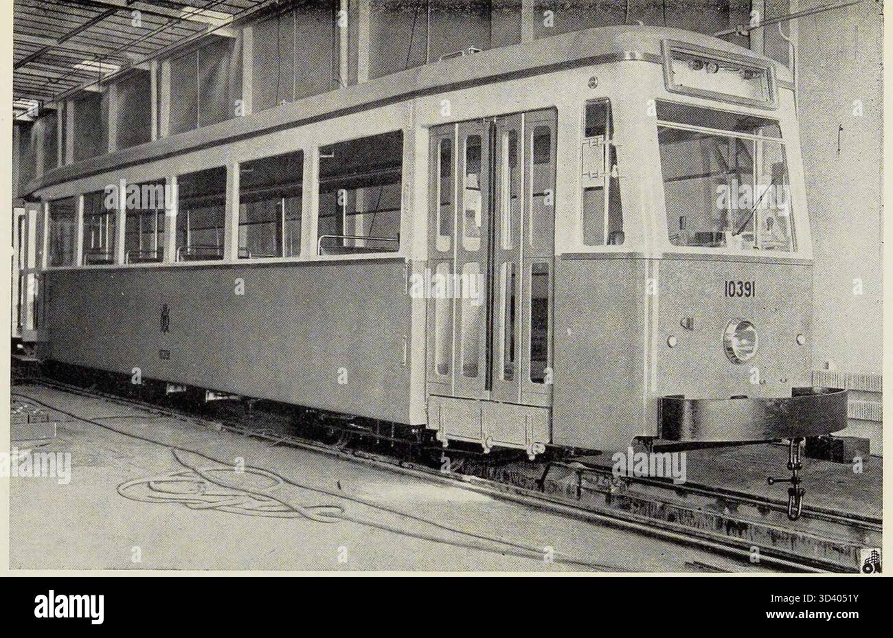 Photographie montrant la vue d’ensemble d’un wagon SNCV léger, probablement pris à l’usine du constructeur avant 1951. Banque D'Images