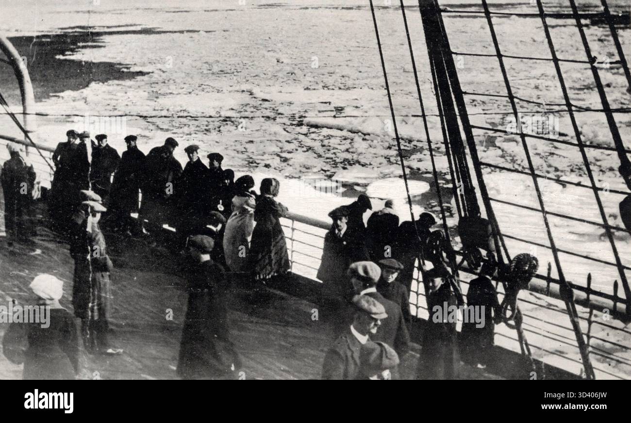 Les passagers à bord du paquebot 'Tunesian' regardent au-dessus d'une mer de floes de glace, 1912. Cette photo est liée à la catastrophe du RMS Titanic d'avril 1912. Banque D'Images