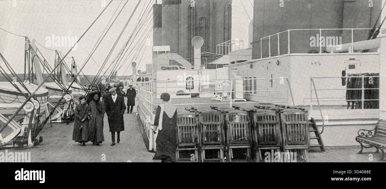 Lors de la catastrophe du RMS Titanic en avril 1912, cette photo montre le pont des bateaux avec des embarcations de sauvetage sur la gauche du pont de promenade. Ces embarcations de sauvetage ont été cruciales pour sauver certains passagers lorsque le navire a coulé après avoir heurté un iceberg. Banque D'Images