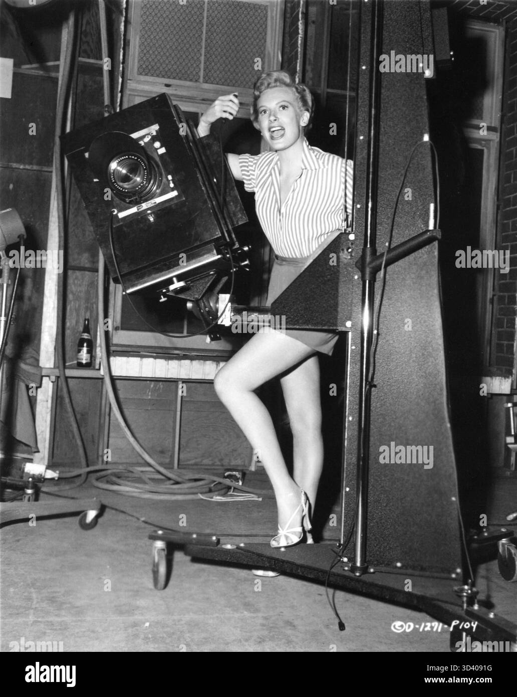 Photo franche de DEBORAH KERR dans la galerie du studio tout en posant pour publicité Stills pour FROM HERE TO ETERNITY 1953 réalisateur FRED ZINNEMANN roman JAMES JONES scénario DANIEL TARADASH Columbia Pictures Banque D'Images
