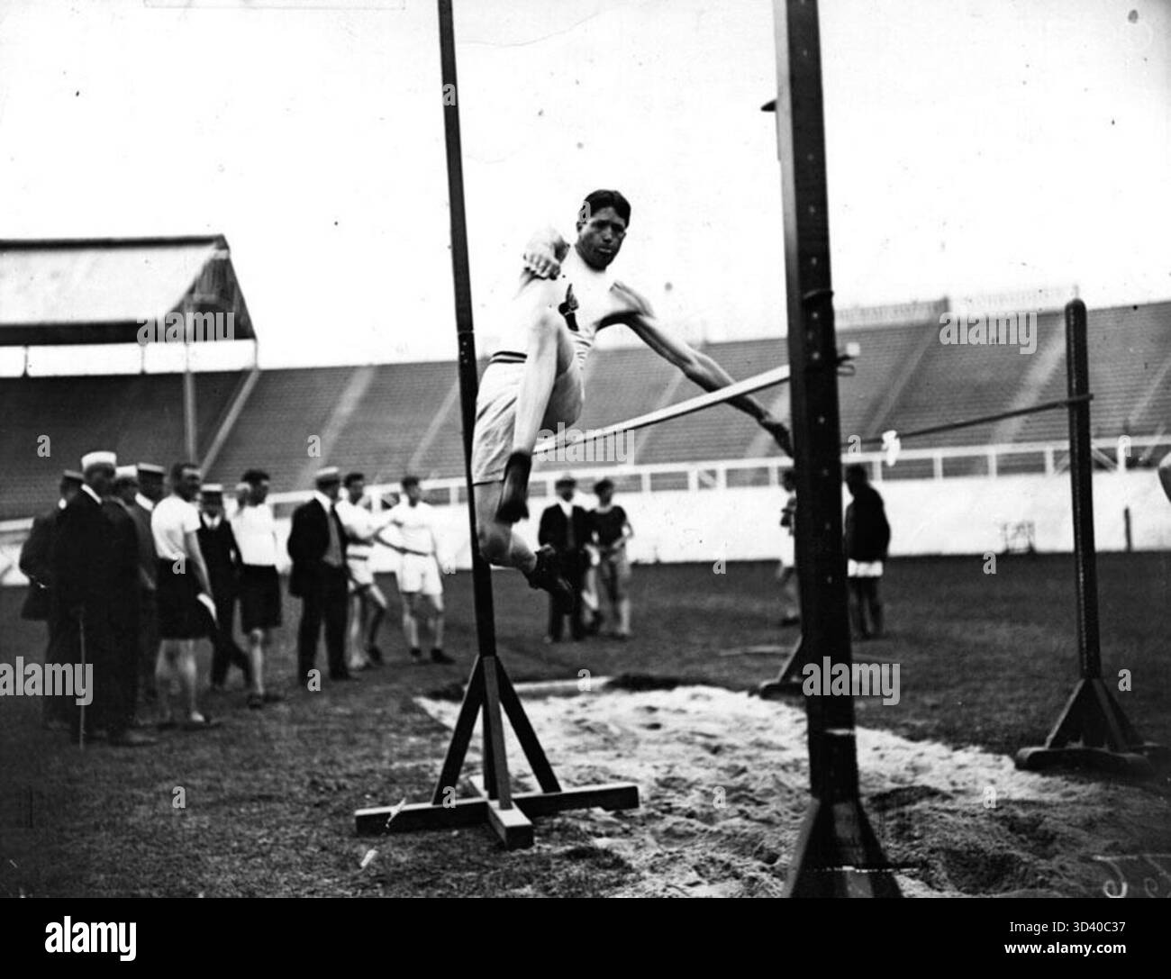 Ray Ewry des États-Unis s'entraîne pour l'épreuve de saut en hauteur debout aux Jeux olympiques de Londres de 1908. Il a remporté la médaille d'or dans cette épreuve ainsi que dans le Standing long Jump, mettant en valeur son expertise dans ces épreuves, qui ont par la suite été abandonnées. Banque D'Images