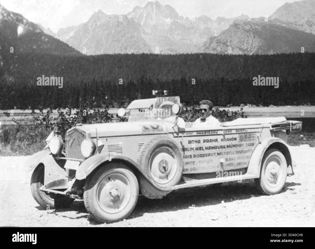 Adolf Szczyzycki et Weiss ont participé au premier rallye automobile international en 1930, au volant de la Wikov 35. Banque D'Images