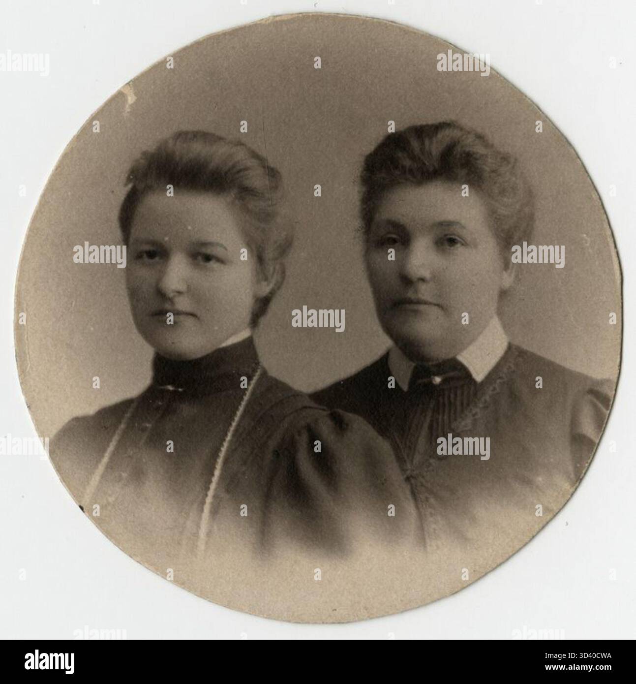 Sofija Bileviit-Zubovien et sa fille Aleksandra Zubovait-Fledinskien en 1909, capturées dans un portrait de famille vintage. Banque D'Images