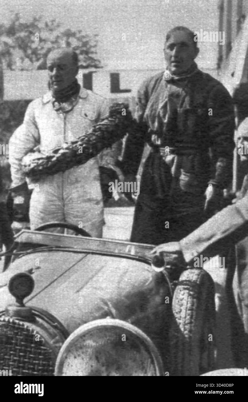 Jan Kubícek et Smažík en compétition avec une Bugatti T35B dans les 1000 miles de Tchécoslovaquie en 1935. Banque D'Images
