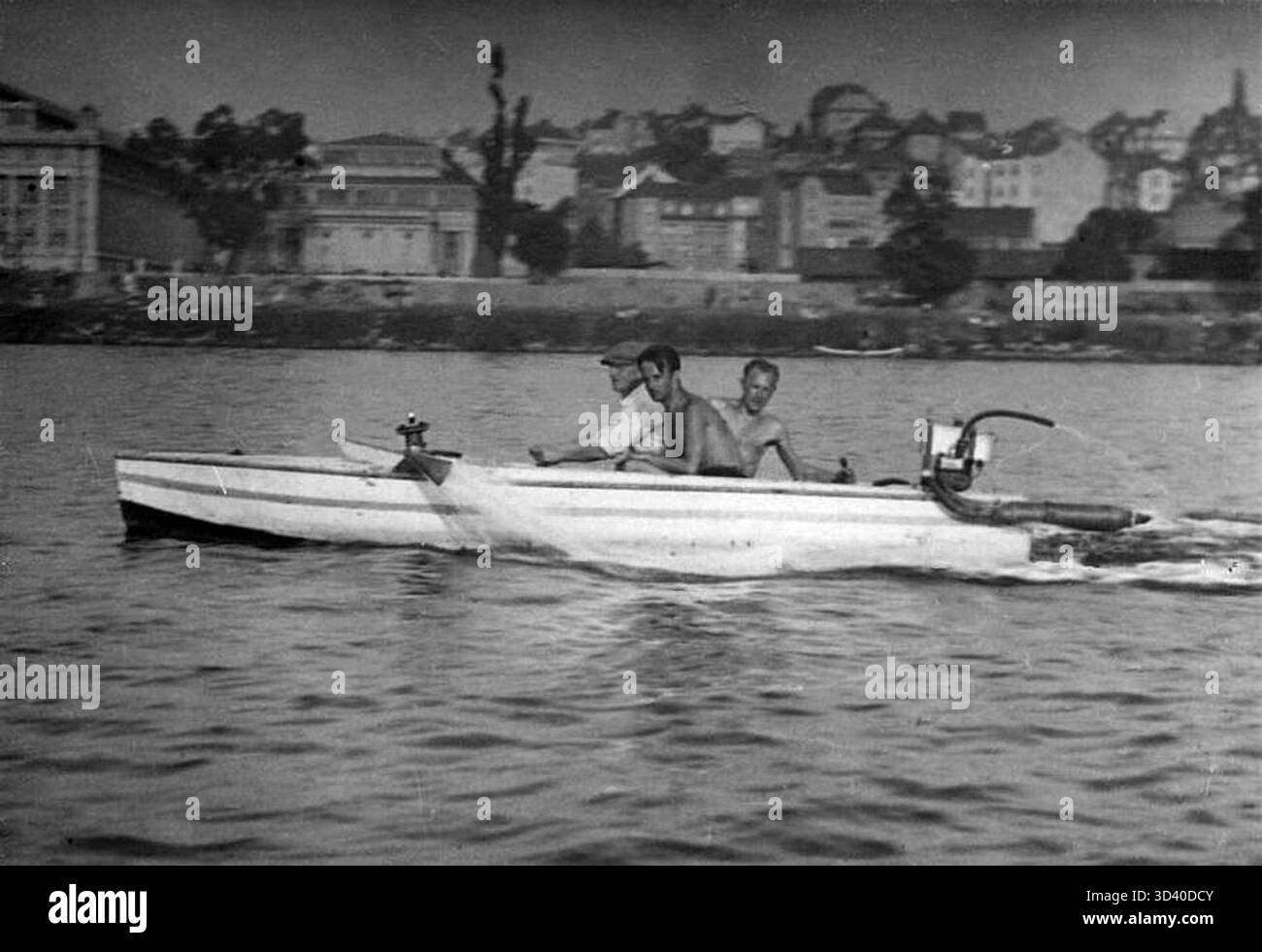 Expérimentations du bateau hydrodynamique à puissance réactive de Oenáek sur la rivière Vltava à Prague le 31 octobre 1933. Le bateau était propulsé par de l'eau sous pression, présentant un tirant d'eau minime en raison de l'absence d'hélice. Banque D'Images