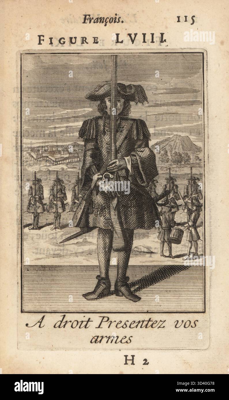 Soldat français en position habillée droite. Mousquetaire en tricorne, manteau militaire avec épaulettes, poche de poudre à canon, tuyau et chaussures en cuir, tenant mousqueton à allumettes. A droit presentez vos armes. Gravure sur cuivre par Pierre Giffart de L'Art militaire Francois pour l'infanterie, Pierre Giffart, Paris, 1696. Livre d'exercices militaires français du XVIIe siècle pour l'infanterie couvrant mousquet, brochet, épée et grenade. Banque D'Images