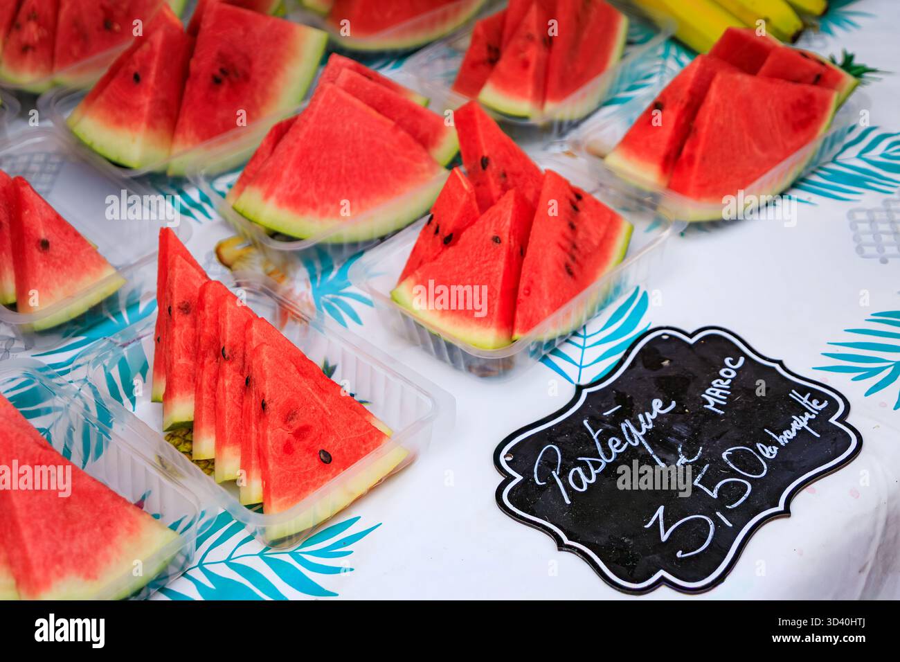 Pastèque locale mûre sur un stand de fruits et légumes dans le marché paysan provençal du cours Saleya dans la vieille ville de Nice, dans le sud de la France Banque D'Images