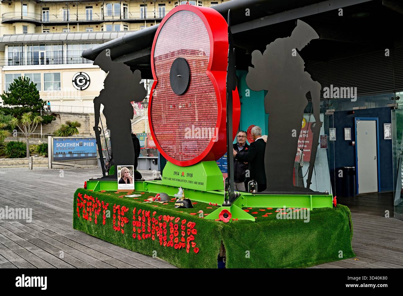 6 novembre 2025. Coquelicots rouges tricotés et crochetés sur le quai de Southend on Sea du 5-16 novembre (jusqu'au 23 novembre) en l'honneur du jour du souvenir. Banque D'Images