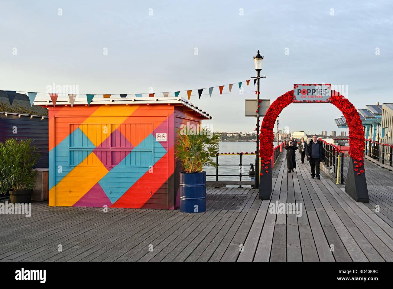 6 novembre 2025. Coquelicots rouges tricotés et crochetés sur le quai de Southend on Sea du 5-16 novembre (jusqu'au 23 novembre) en l'honneur du jour du souvenir. Banque D'Images