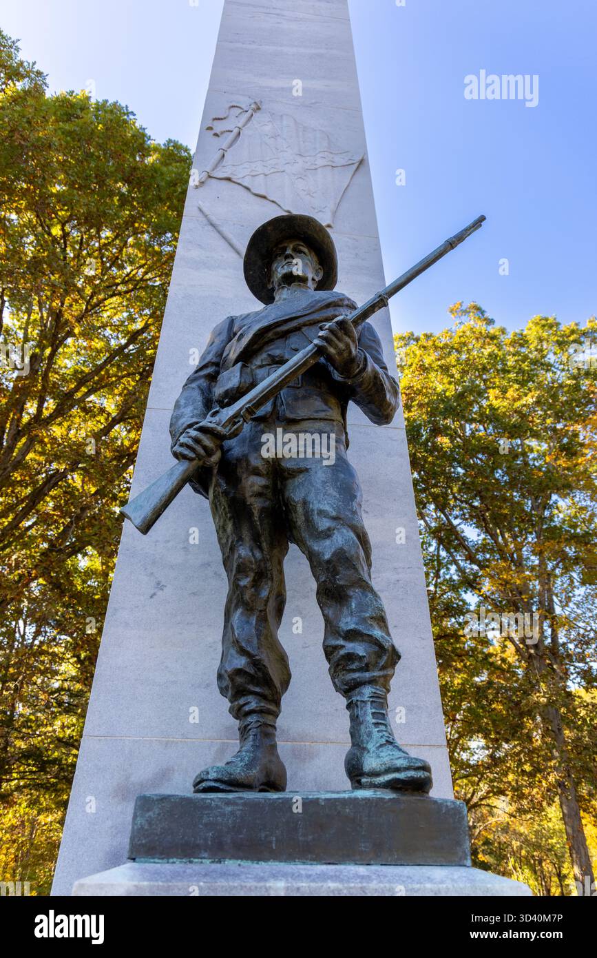 Statue de soldat de la guerre civile dans un monument historique dans un parc boisé Banque D'Images