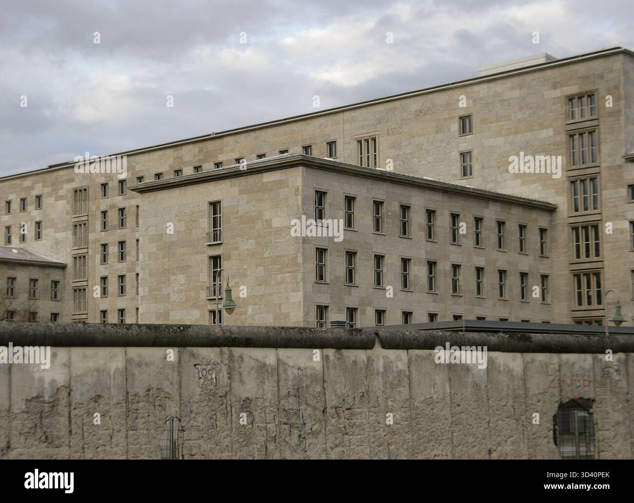 Mur de Berlin, Allemagne. Sa construction a commencé le 13 août 1961 et il est tombé le 9 novembre 1989. Le gouvernement de la République démocratique allemande (RDA) a construit cette barrière, longue de plus de 150 km, pour isoler complètement Berlin-est du reste de la RDA. Section du mur située sur Niederkirchnerstraße (Niederkirchnerstrasse), classée monument historique en 1990. Il appartient à la collection de vestiges historiques du Centre de documentation topographique de la terreur. Toutes les traces de destruction ont été préservées le long des 200 mètres de cette section du mur, qui marquait la frontière entre les deux Banque D'Images
