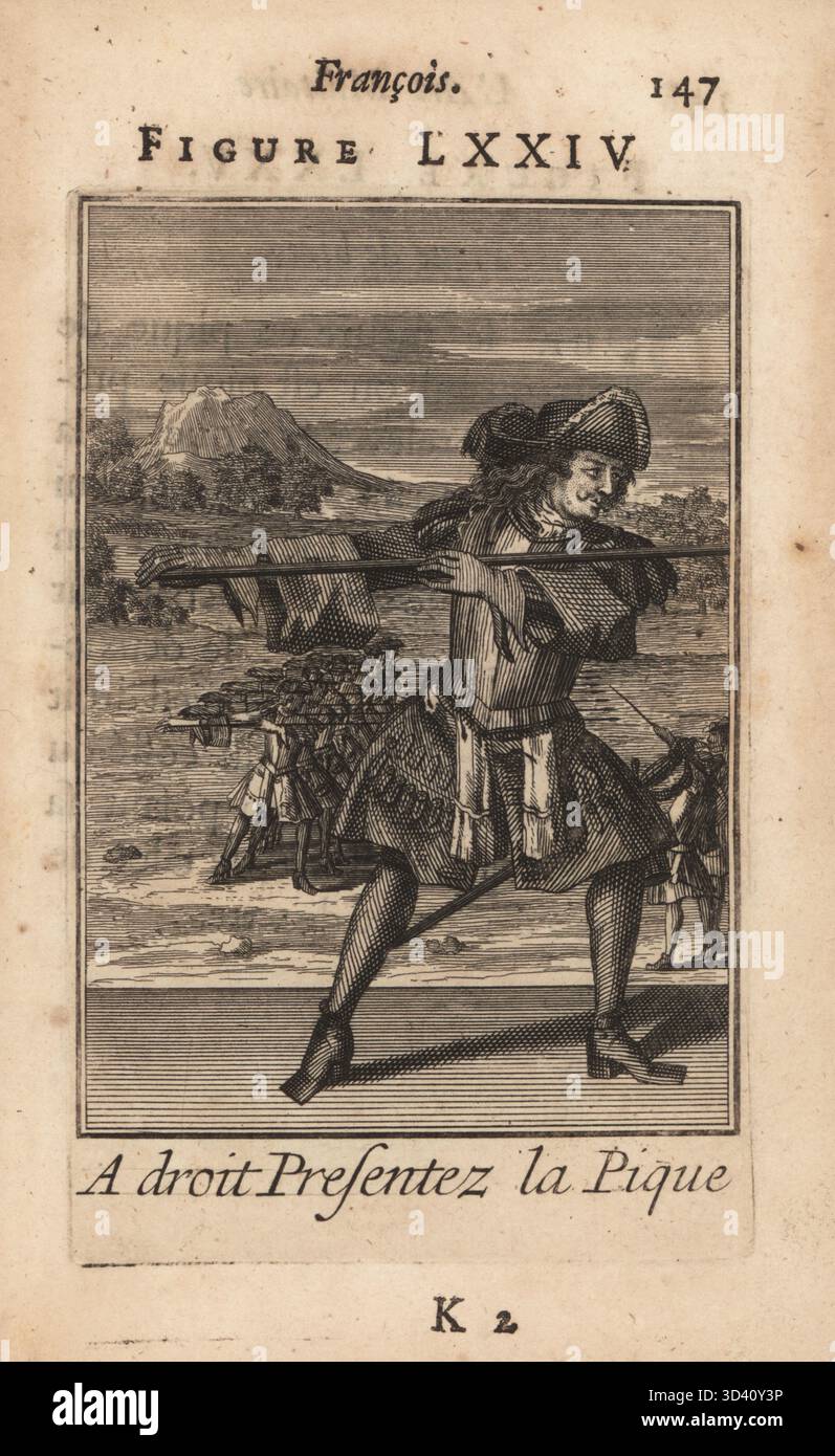 Pikeman français dans la bonne position habillée. Soldat en tricorne, pectoral, manteau militaire avec grenouillère et épaulettes, tuyau et chaussures en cuir, tenant le brochet horizontalement. A droit presentez la pique. Gravure sur cuivre par Pierre Giffart de L'Art militaire Francois pour l'infanterie, Pierre Giffart, Paris, 1696. Livre d'exercices militaires français du XVIIe siècle pour l'infanterie couvrant mousquet, brochet, épée et grenade. Banque D'Images