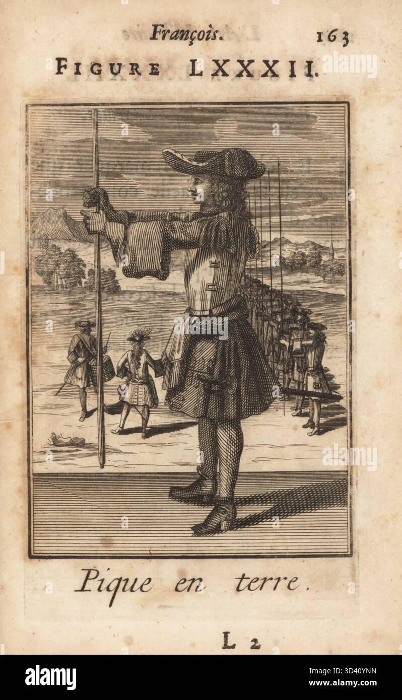 Pikeman français tenant son brochet verticalement au-dessus du sol. Soldat en tricorne, pectoral, manteau militaire avec grenouille et épaulettes, tuyau et chaussures en cuir. Pique en terre. Gravure sur cuivre par Pierre Giffart de L'Art militaire Francois pour l'infanterie, Pierre Giffart, Paris, 1696. Livre d'exercices militaires français du XVIIe siècle pour l'infanterie couvrant mousquet, brochet, épée et grenade. Banque D'Images