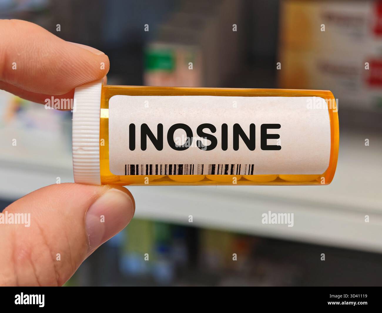 Boîte en plastique orange de comprimés D'INOSINE sur une table de pharmacie d'hôpital utilisé pour soutenir la performance sportive et la santé immunitaire un supplément de nucléosides. PHA Banque D'Images