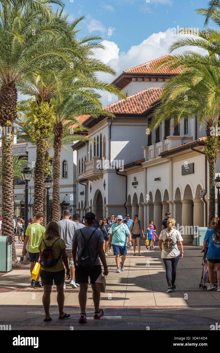 Vue des touristes à Disney Springs, complexe commercial à Lake Buena Vista, Floride Banque D'Images