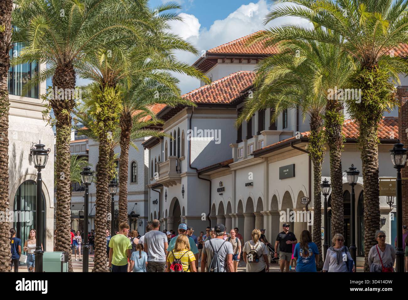 Vue des touristes à Disney Springs, complexe commercial à Lake Buena Vista, Floride Banque D'Images