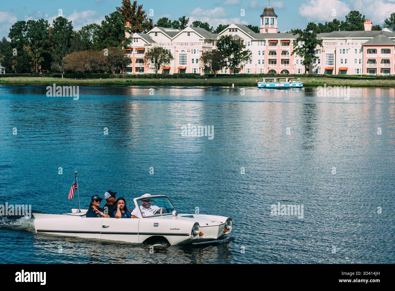 Les amis s'amusent sur un bateau classique naviguant dans les eaux claires de Disney Spring, Lake Buena Vista, Floride Banque D'Images