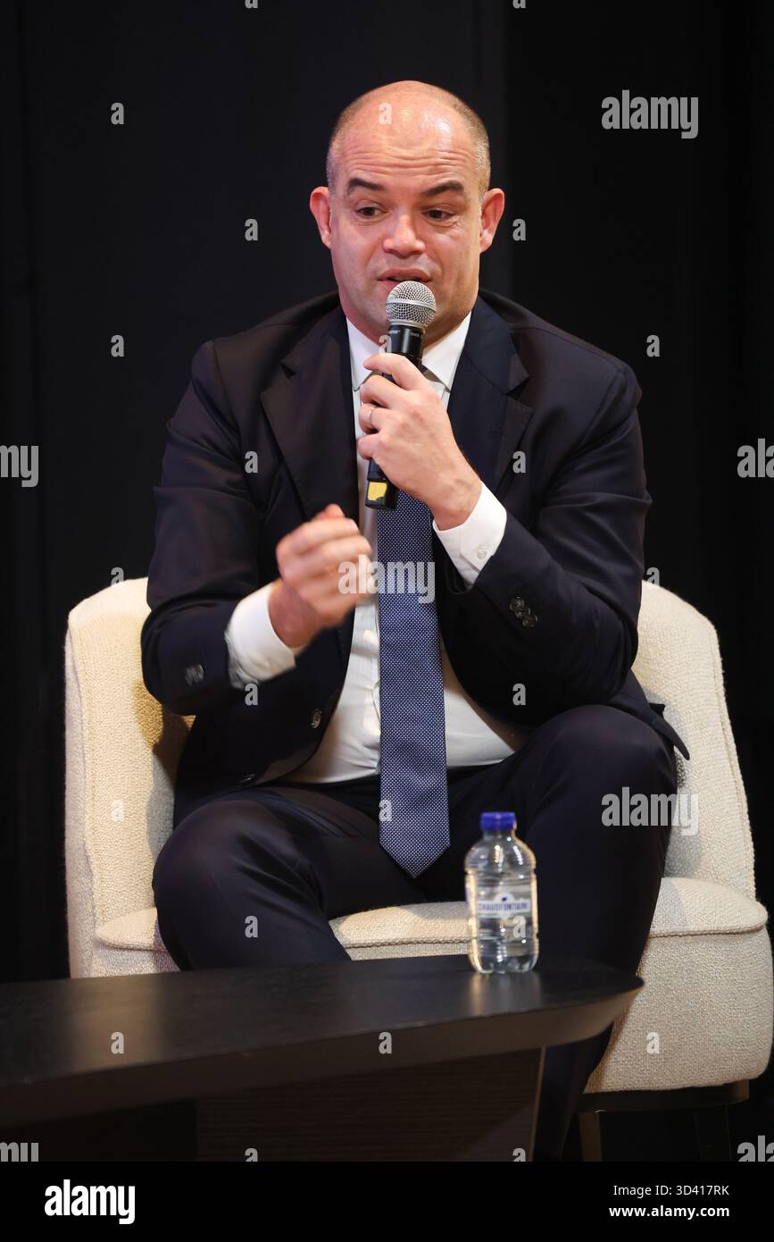 Tubize, Belgique. 07 novembre 2025. Peter Willems, PDG du syndicat belge de football, fait des gestes lors d’une table ronde sur la sécurité dans le football, organisée par la Pro League et la Royal Belgian Football Association (RBFA), vendredi 07 novembre 2025 à Tubize. BELGA PHOTO VIRGINIE LEFOUR crédit : Belga News Agency/Alamy Live News Banque D'Images