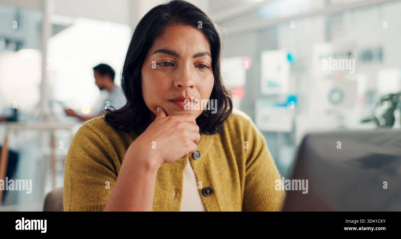 Bureau, relecture et femme avec ordinateur portable, pensée et planification pour ebook sur le site Web et créatif. Auteur, revue et personne avec la technologie pour le projet Banque D'Images