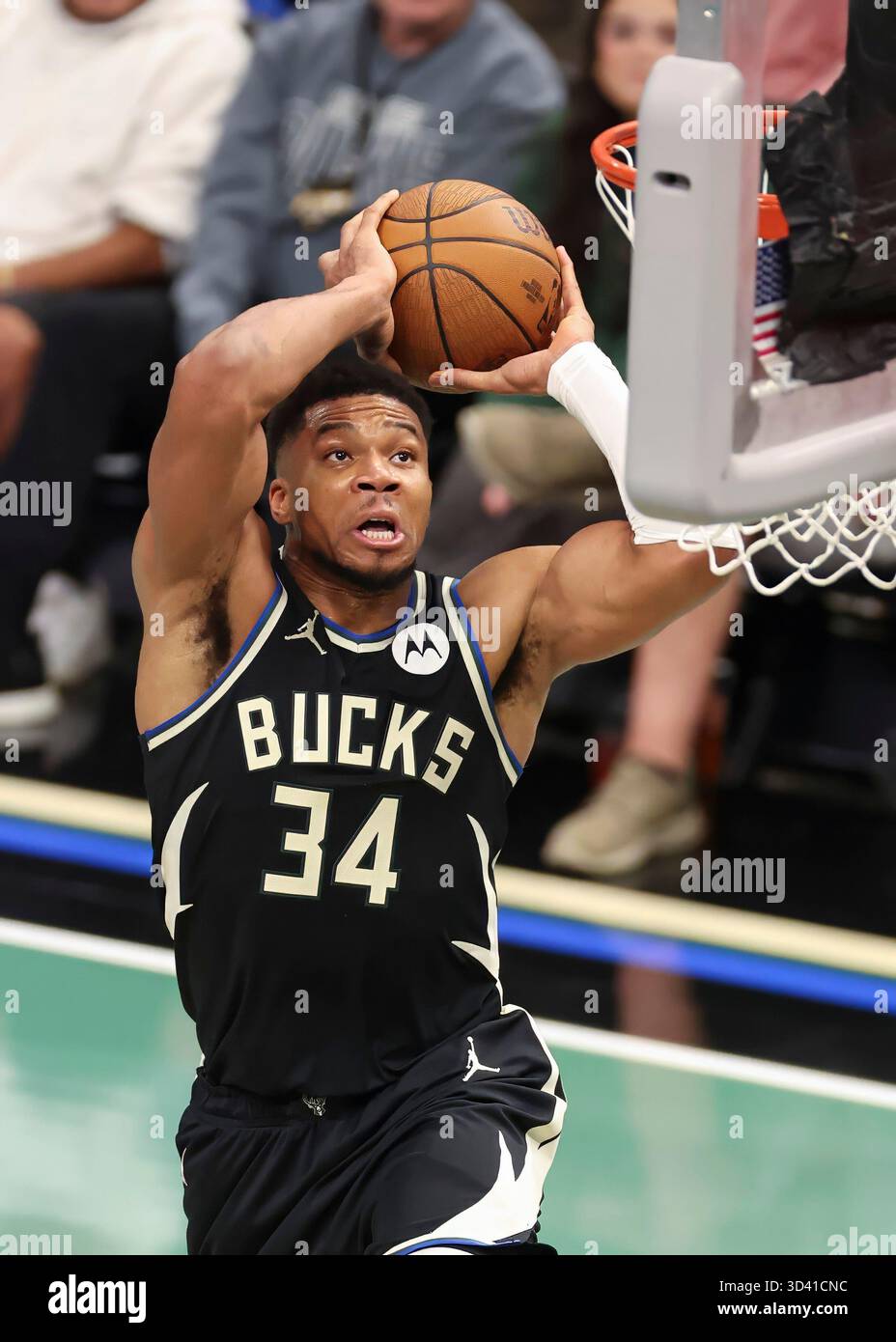 Milwaukee, États-Unis. 7 novembre 2025. Giannis Antetokounmpo des Milwaukee Bucks dunks lors du match de saison régulière 2025-2026 entre les Milwaukee Bucks et les Chicago Bulls à Milwaukee, aux États-Unis, le 7 novembre 2025. Crédit : Joel Lerner/Xinhua/Alamy Live News Banque D'Images