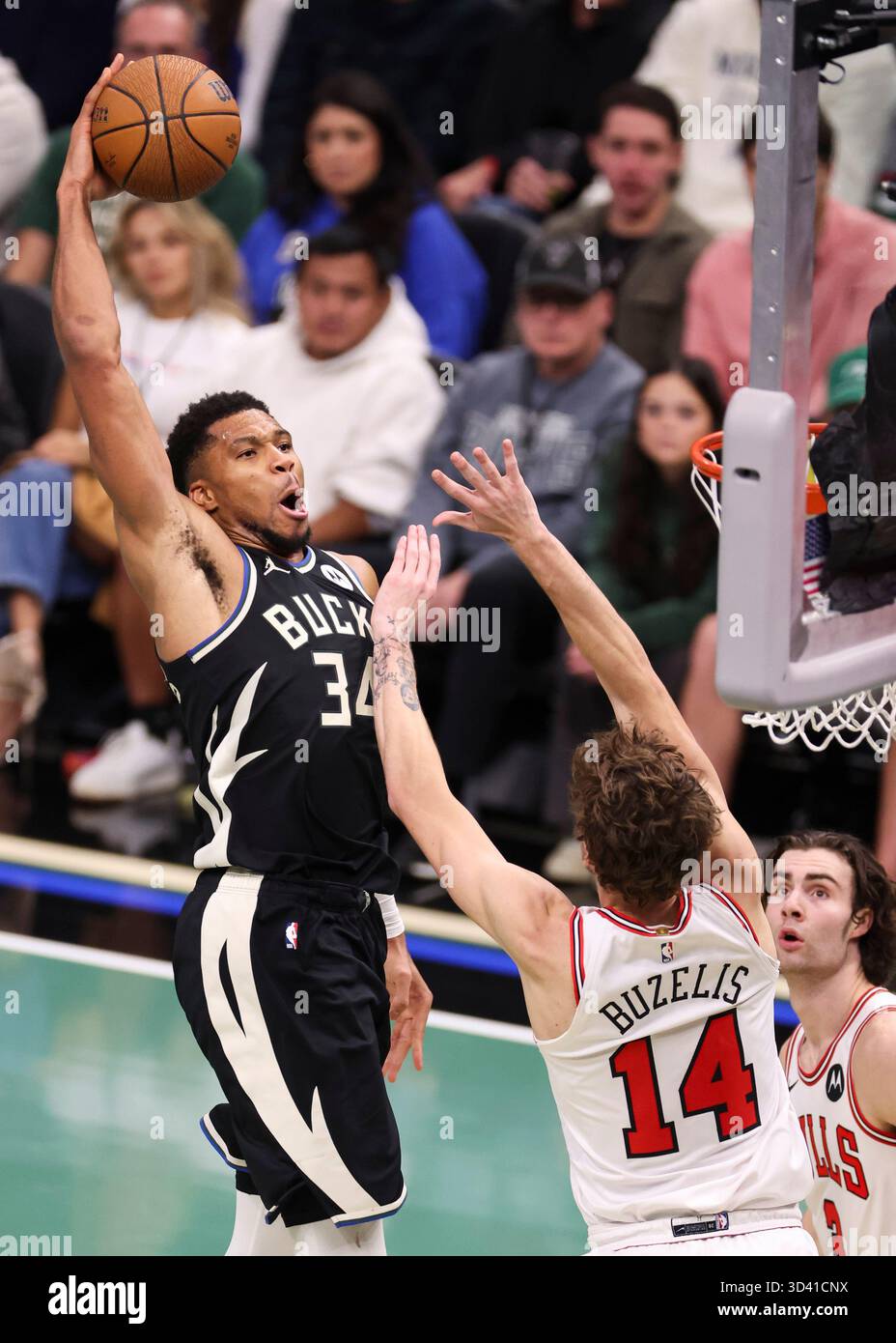 Milwaukee, États-Unis. 7 novembre 2025. Giannis Antetokounmpo (l) des Milwaukee Bucks dunk lors du match de saison régulière 2025-2026 entre les Milwaukee Bucks et les Chicago Bulls à Milwaukee, aux États-Unis, le 7 novembre 2025. Crédit : Joel Lerner/Xinhua/Alamy Live News Banque D'Images