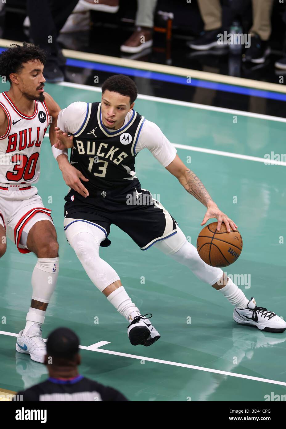Milwaukee, États-Unis. 7 novembre 2025. Ryan Rollins (R) des Milwaukee Bucks concourt lors du match de saison régulière NBA 2025-2026 entre les Milwaukee Bucks et les Chicago Bulls à Milwaukee, aux États-Unis, le 7 novembre 2025. Crédit : Joel Lerner/Xinhua/Alamy Live News Banque D'Images