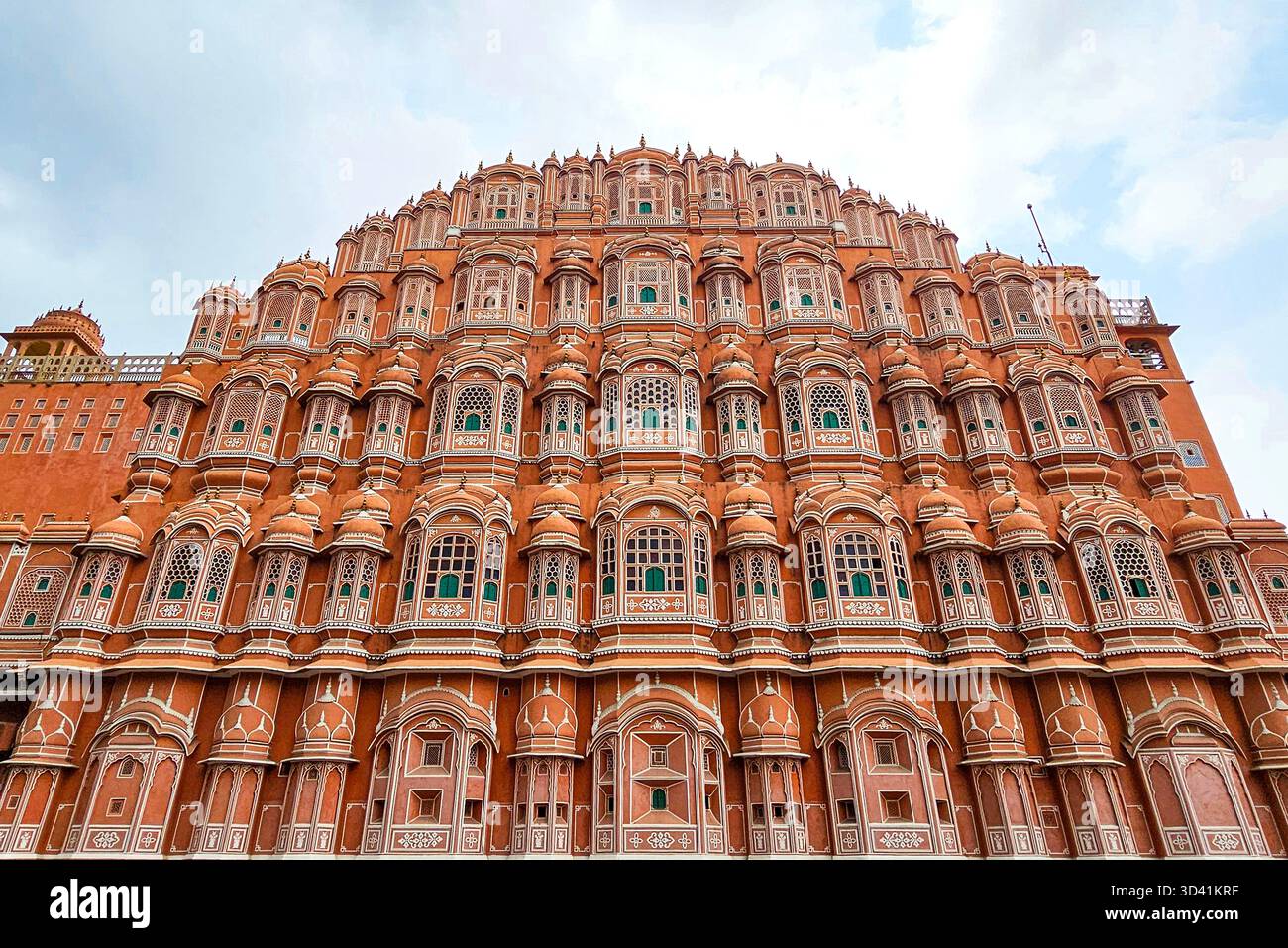 Façade du palais Hawa Mahal Jaipur avec fenêtres Jali complexes et architecture en grès rose Banque D'Images