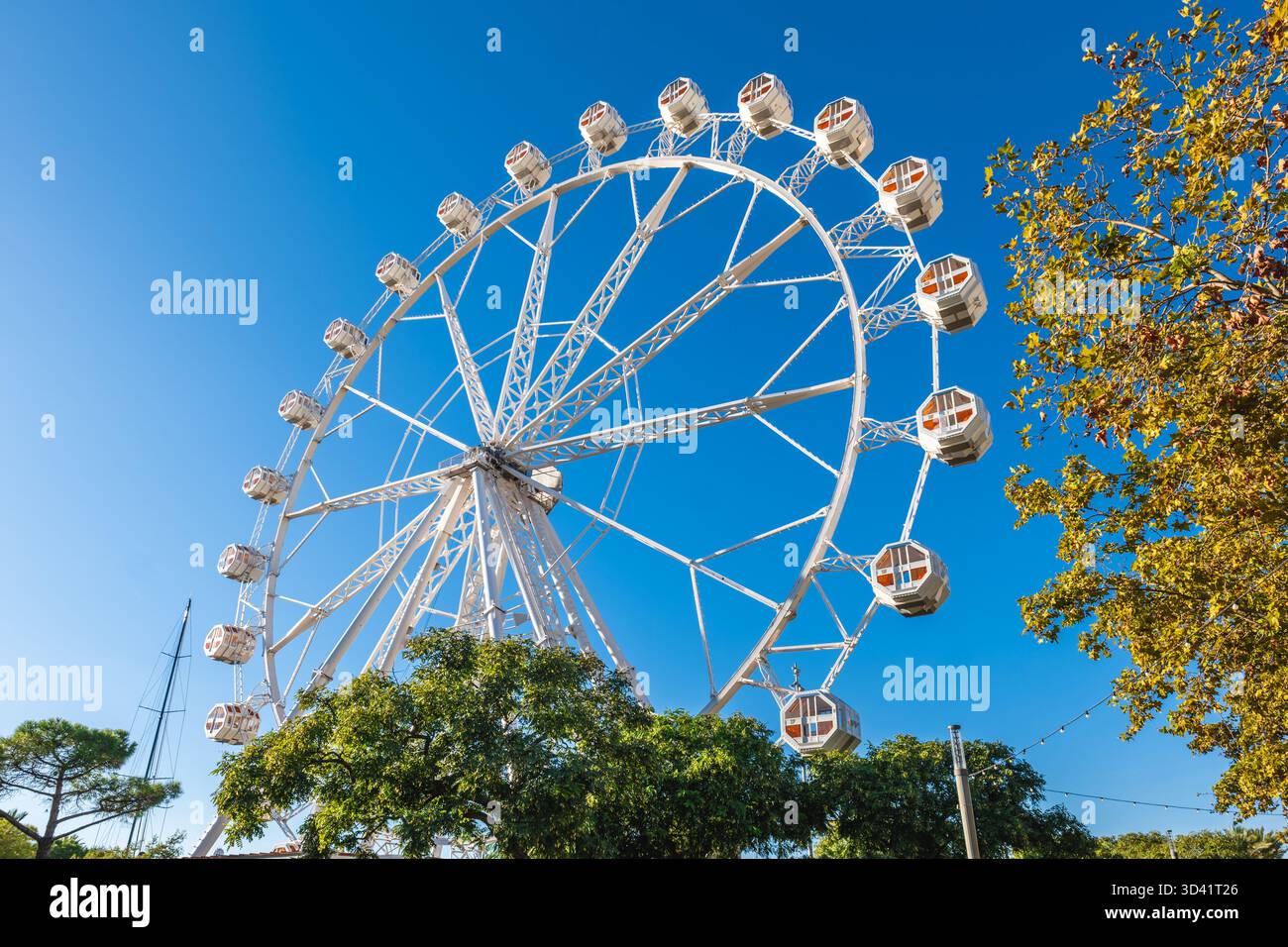 Grande roue Port Vell située à Barcelone, Catalogne, Espagne Banque D'Images