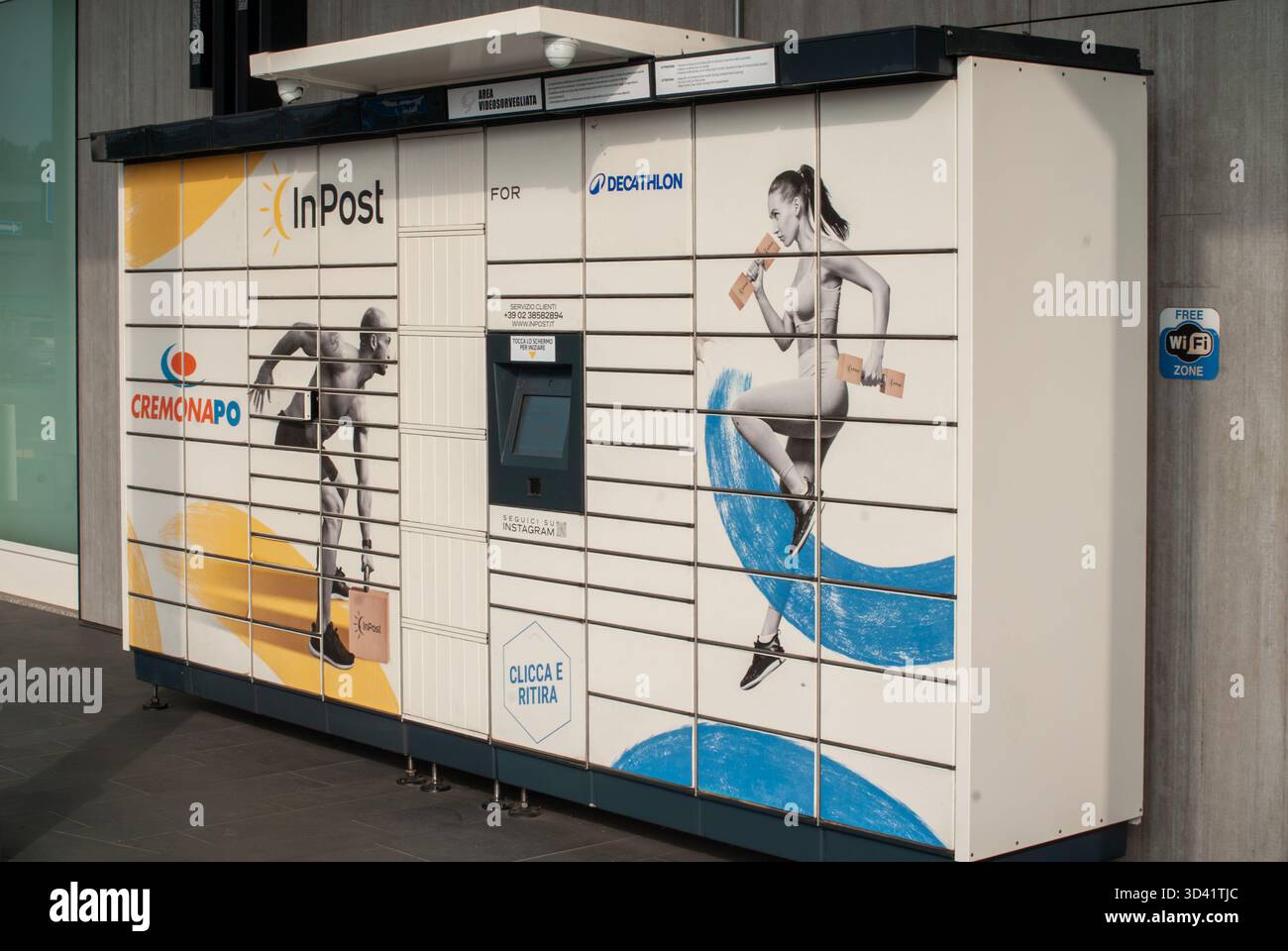 Cremona, Italie - 2 octobre 2025 Decathlon Inpost Locker Facility avec illustration de coureuse féminine pour un clic pratique et collecte de colis Delive Banque D'Images