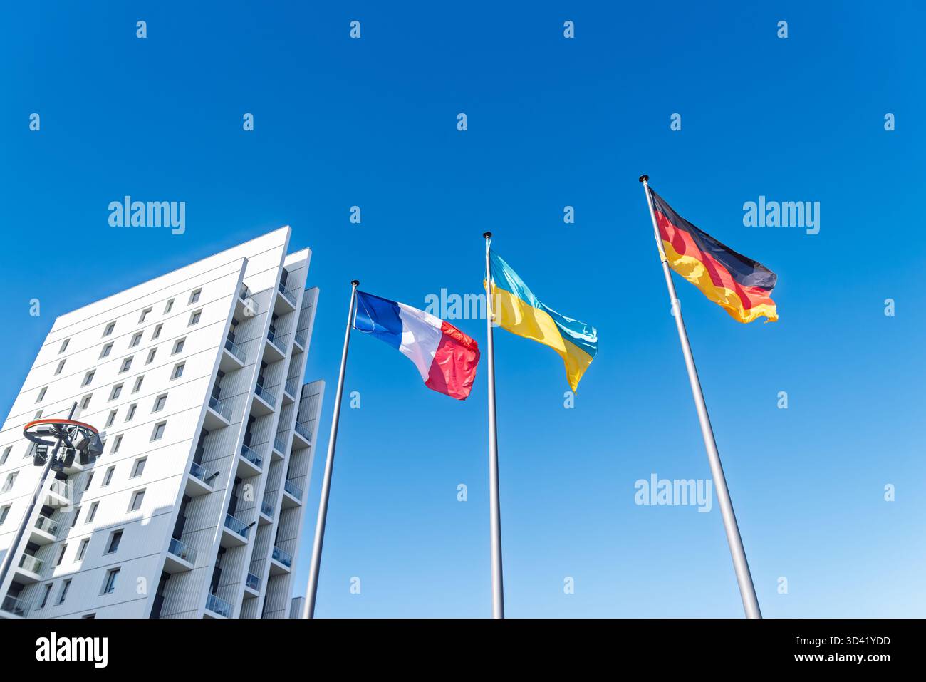 WEIL-AM-RHEIN, ALLEMAGNE - 23 0CTOBER 2025 : drapeau français, ukrainien et allemand agitant sur le pont des trois pays qui relie les villes de Huningue in Banque D'Images