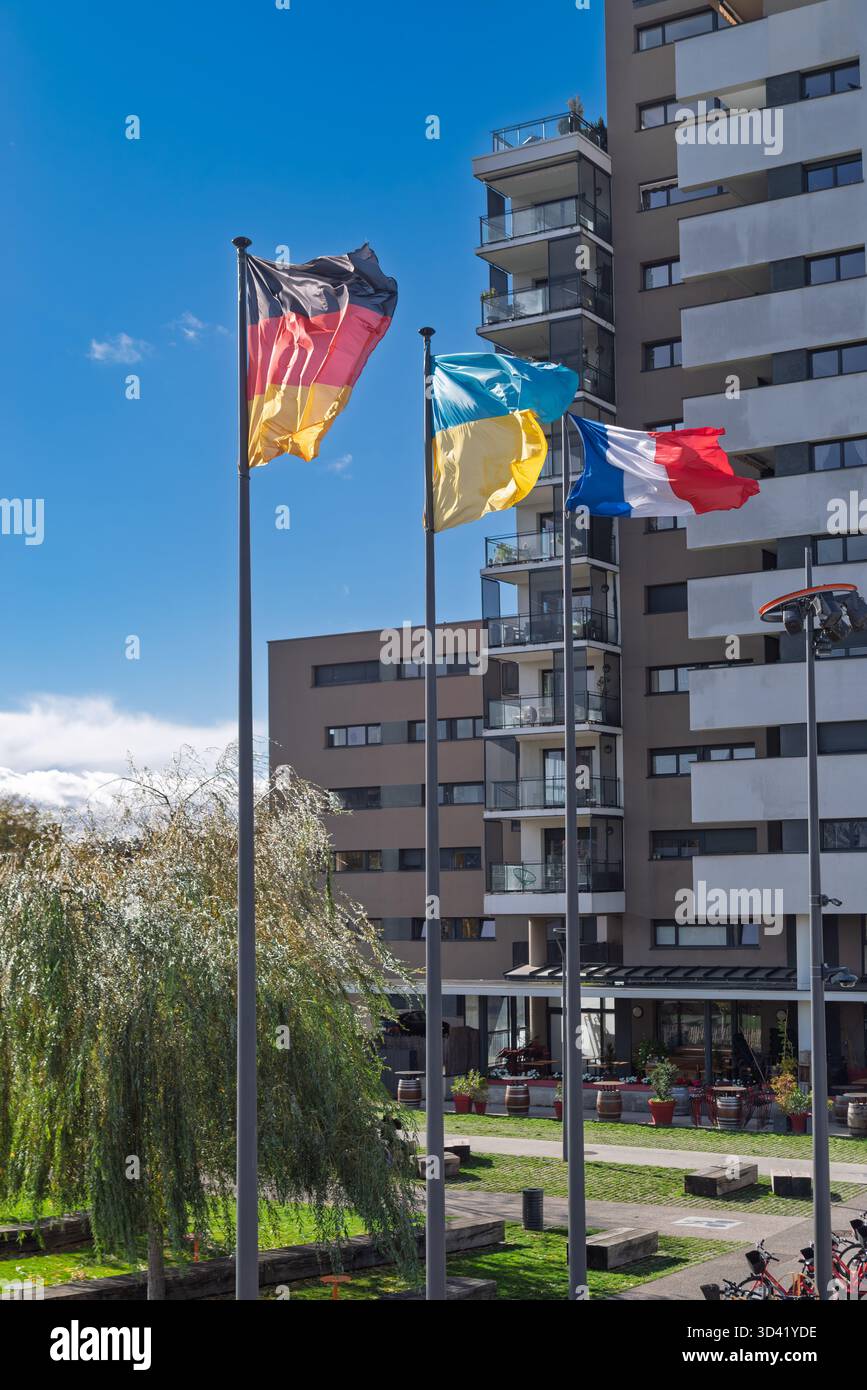 WEIL-AM-RHEIN, ALLEMAGNE - 23 0CTOBER 2025 : vue panoramique depuis le pont des trois pays qui relie les villes de Huningue en France à la ville allemande Banque D'Images