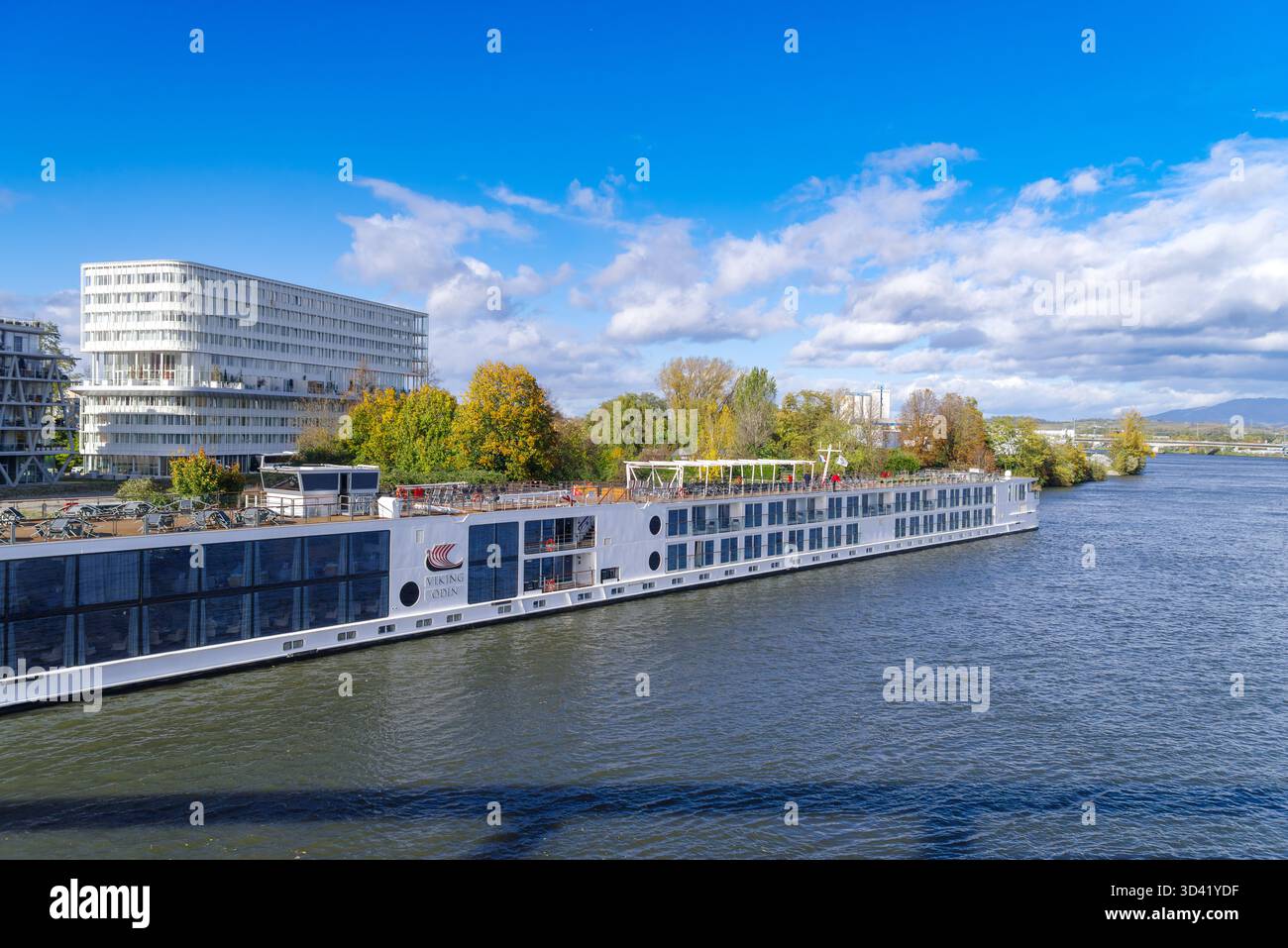 WEIL-AM-RHEIN, ALLEMAGNE - 23 0CTOBER 2025 : vue panoramique depuis le pont des trois pays qui relie les villes de Huningue en France à la ville allemande Banque D'Images