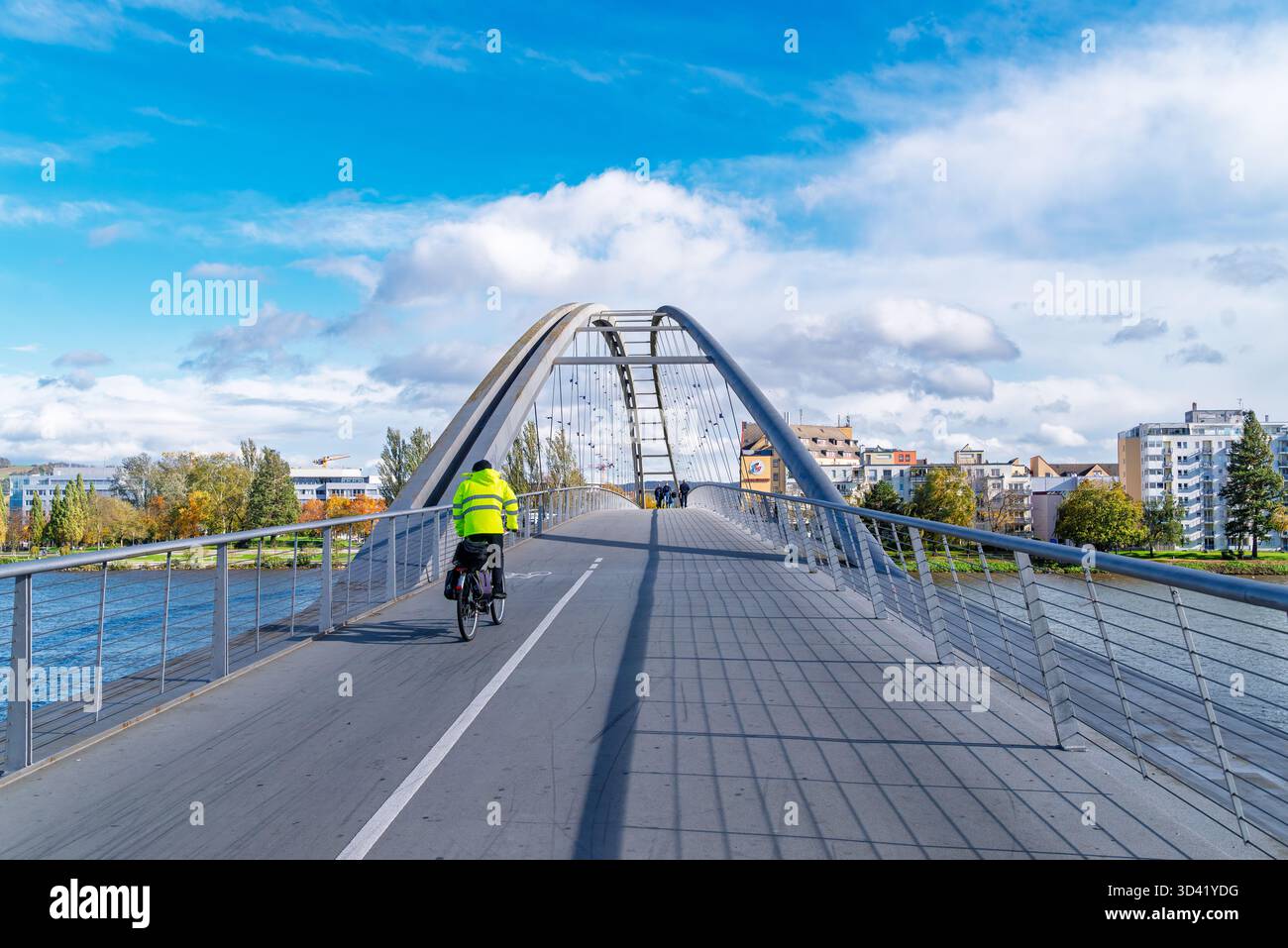 WEIL-AM-RHEIN, ALLEMAGNE - 23 0CTOBER 2025 : cycliste traversant le pont des trois pays qui relie les villes de Huningue en France avec l'allemand to Banque D'Images