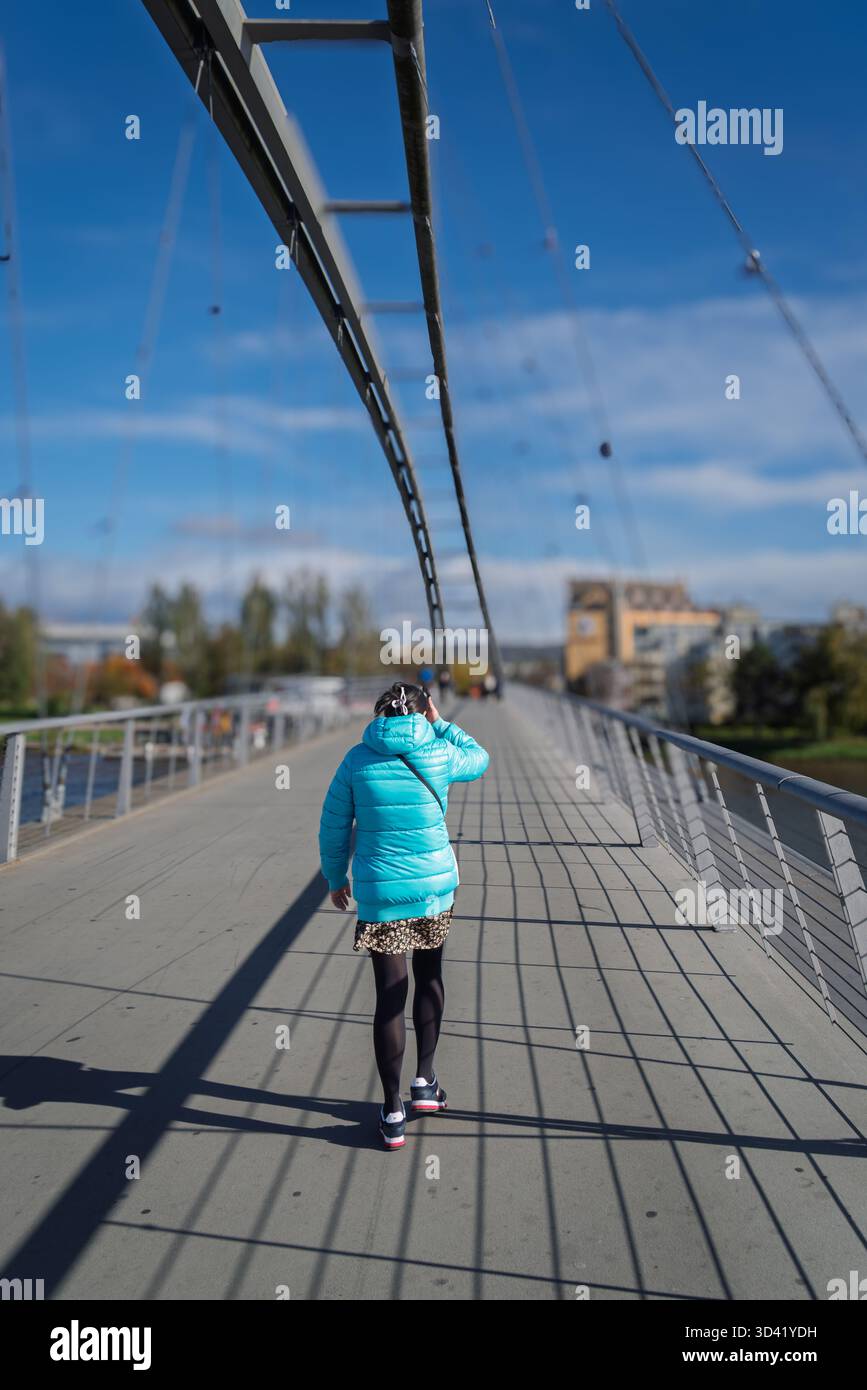 WEIL-AM-RHEIN, ALLEMAGNE - 23 0CTOBER 2025 : passage piéton du pont des trois pays qui relie les villes de Huningue en France avec le pont allemand Banque D'Images