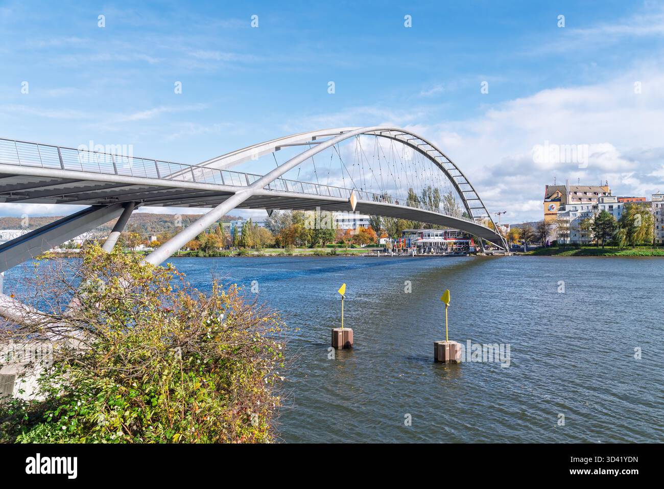 WEIL-AM-RHEIN, ALLEMAGNE - 23 0CTOBER 2025 : vue panoramique depuis le pont des trois pays qui relie les villes de Huningue en France à la ville allemande Banque D'Images