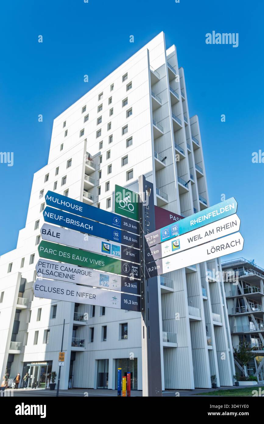 WEIL-AM-RHEIN, ALLEMAGNE - 23 0CTOBER 2025 : panneaux de direction sur le pont des trois pays qui relie les villes de Huningue en France à l'Allemagne Banque D'Images
