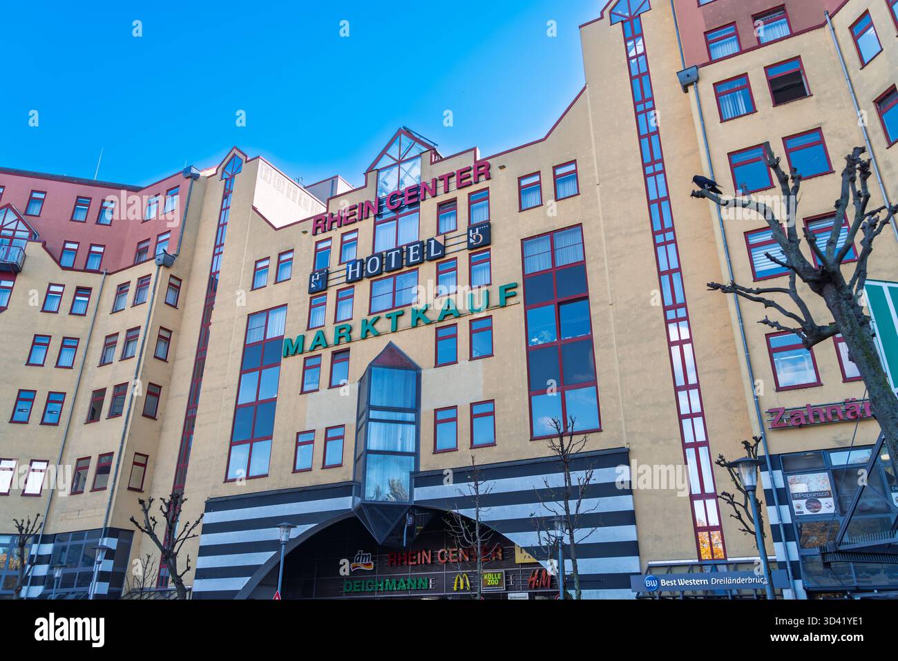 WEIL-AM-RHEIN, ALLEMAGNE - 23 0CTOBER 2025 : extérieur du grand centre commercial Rhein-centre, ouvert en 1991 et contenant 48 magasins Banque D'Images