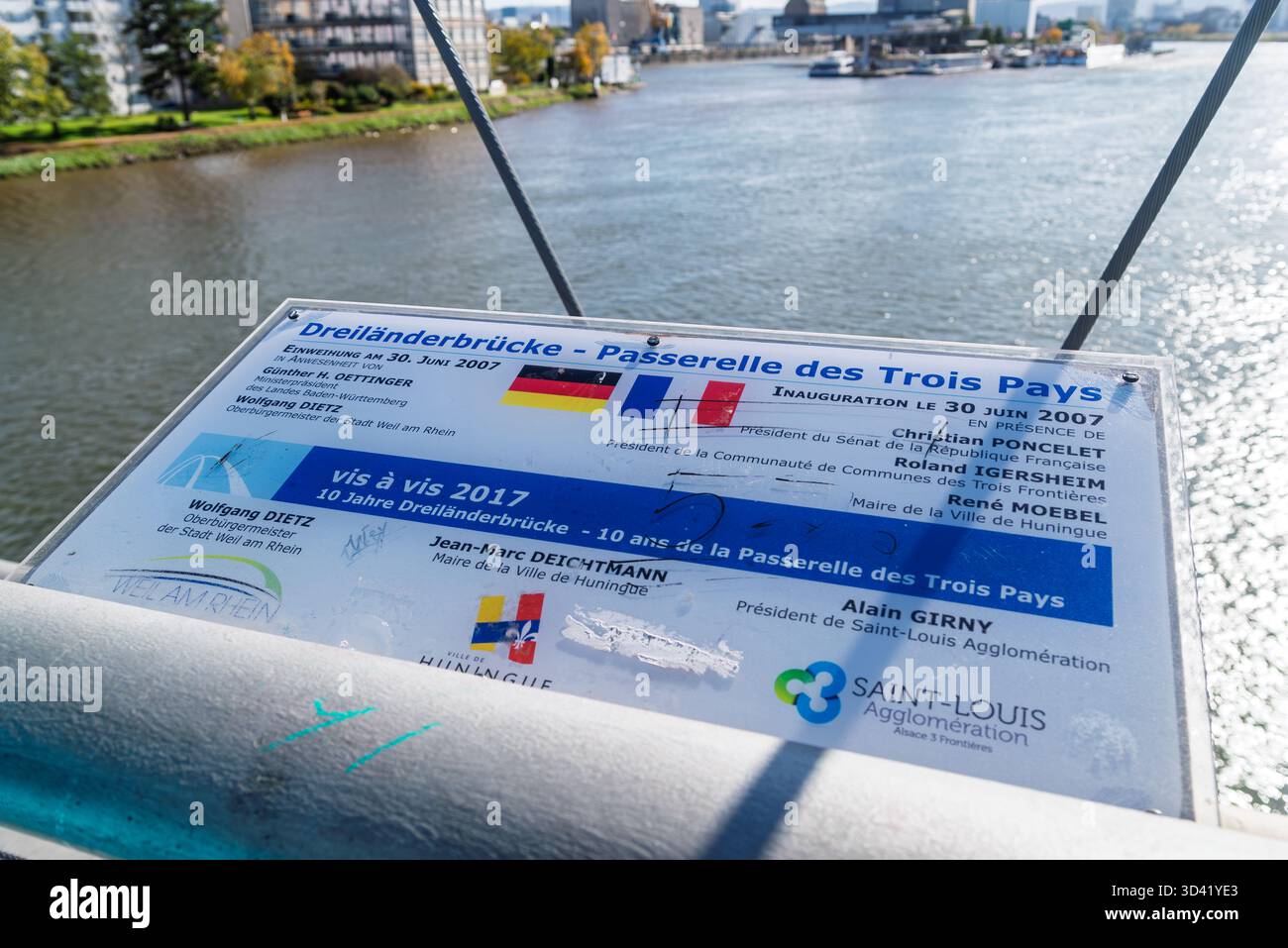 WEIL-AM-RHEIN, ALLEMAGNE - 23 0CTOBER 2025 : bouclier d'information sur le pont des trois pays qui relie les villes de Huningue en France à l'Allemagne Banque D'Images