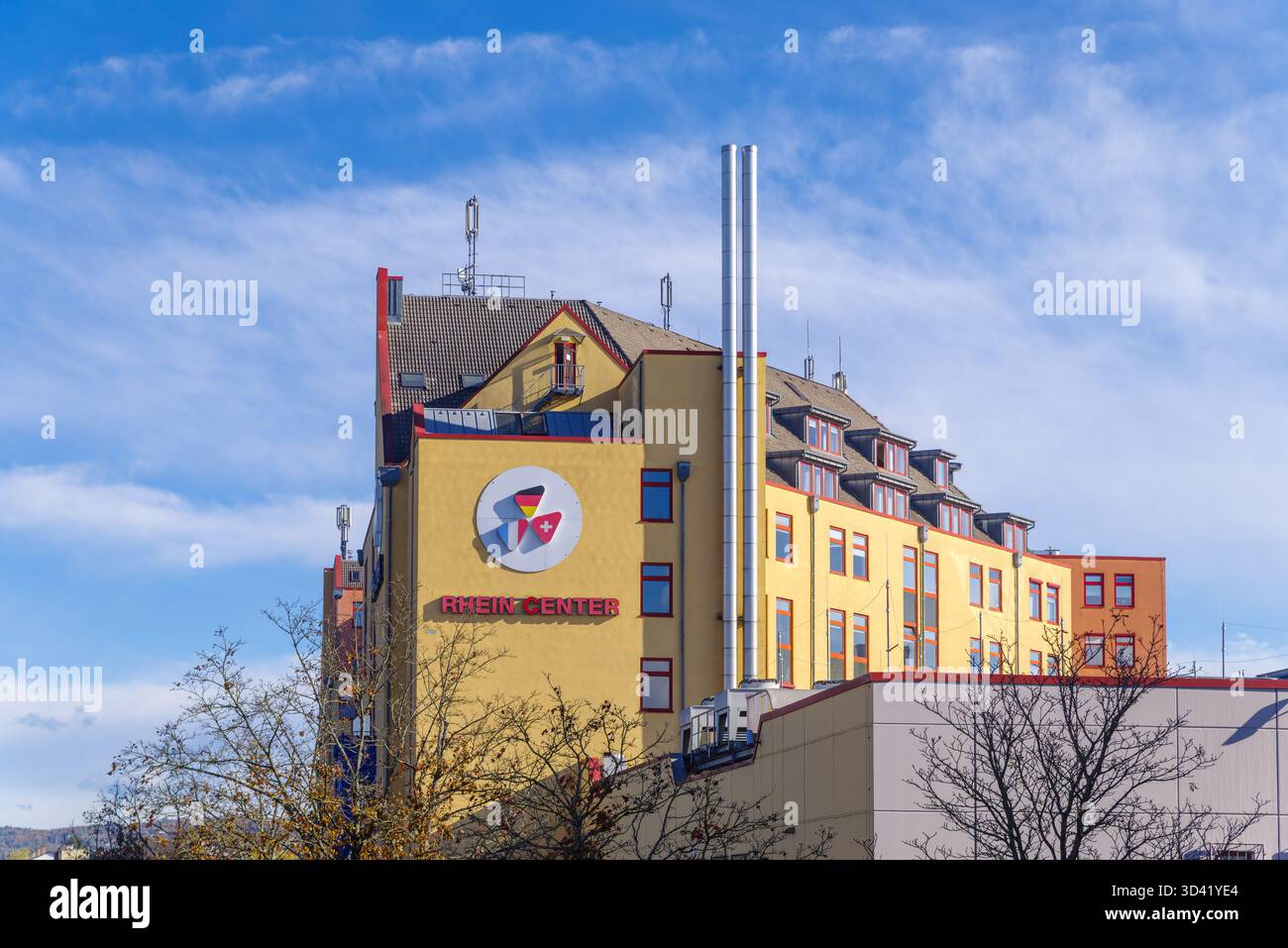 WEIL-AM-RHEIN, ALLEMAGNE - 23 0CTOBER 2025 : extérieur du grand centre commercial Rhein-centre, ouvert en 1991 et contenant 48 magasins Banque D'Images