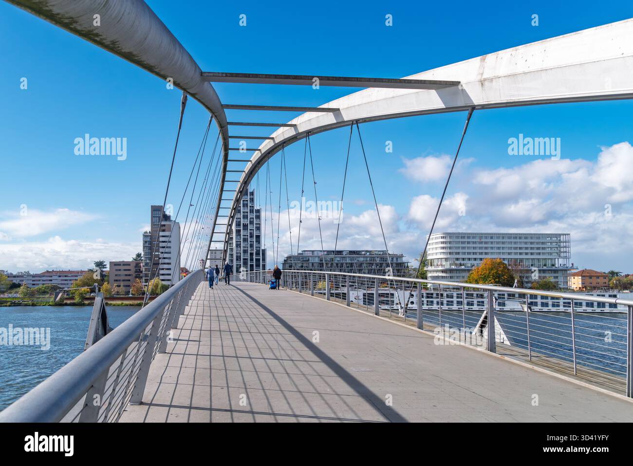 WEIL-AM-RHEIN, ALLEMAGNE - 23 0CTOBER 2025 : vue panoramique depuis le pont des trois pays qui relie les villes de Huningue en France à la ville allemande Banque D'Images