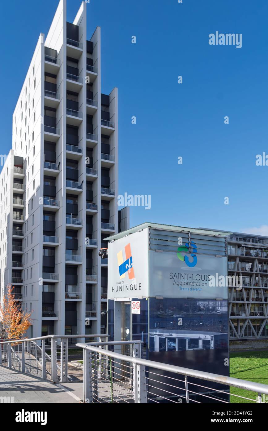 WEIL-AM-RHEIN, ALLEMAGNE - 23 0CTOBER 2025 : vue panoramique depuis le pont des trois pays qui relie les villes de Huningue en France à la ville allemande Banque D'Images