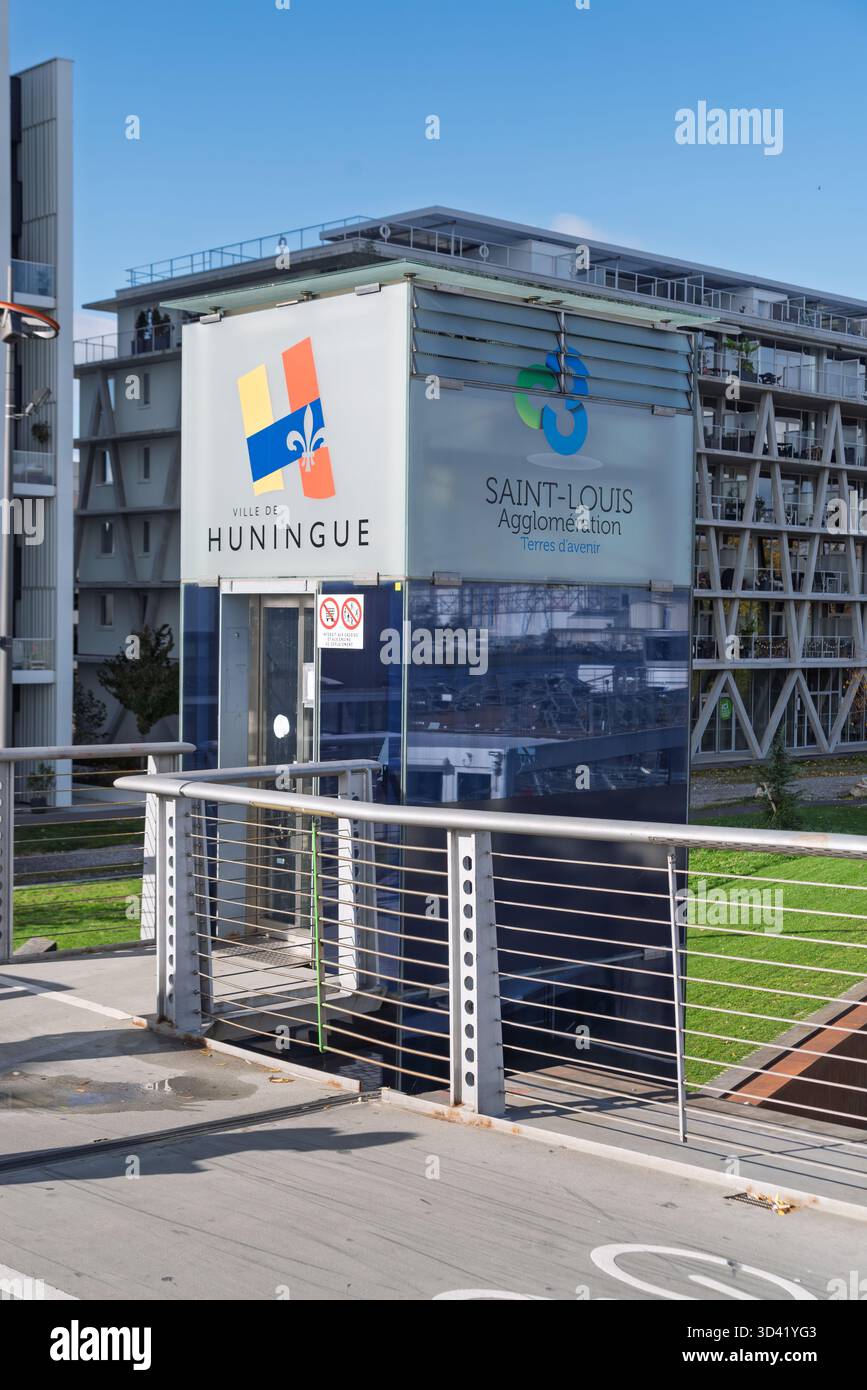 WEIL-AM-RHEIN, ALLEMAGNE - 23 0CTOBER 2025 : vue panoramique depuis le pont des trois pays qui relie les villes de Huningue en France à la ville allemande Banque D'Images