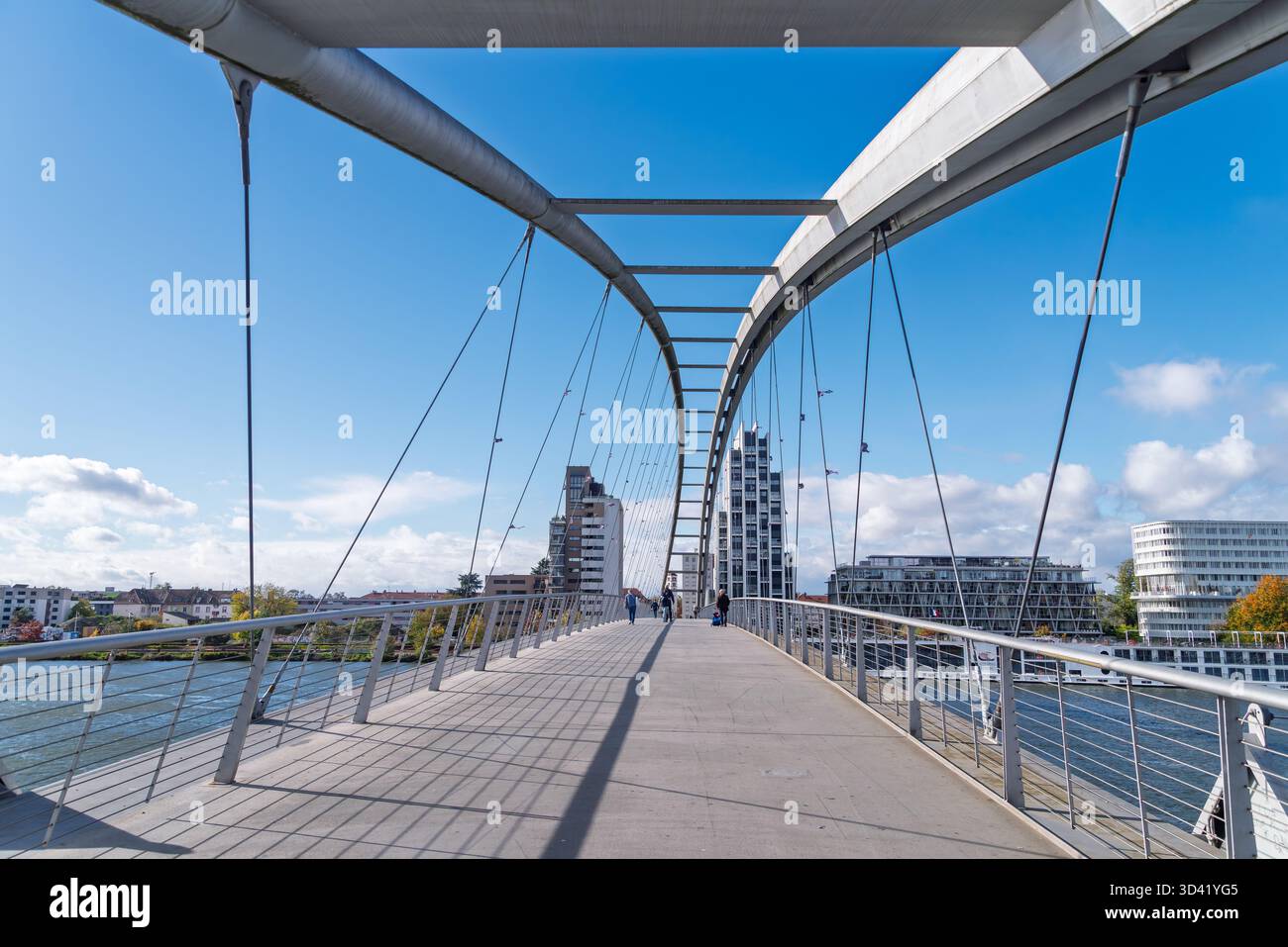 WEIL-AM-RHEIN, ALLEMAGNE - 23 0CTOBER 2025 : vue panoramique depuis le pont des trois pays qui relie les villes de Huningue en France à la ville allemande Banque D'Images