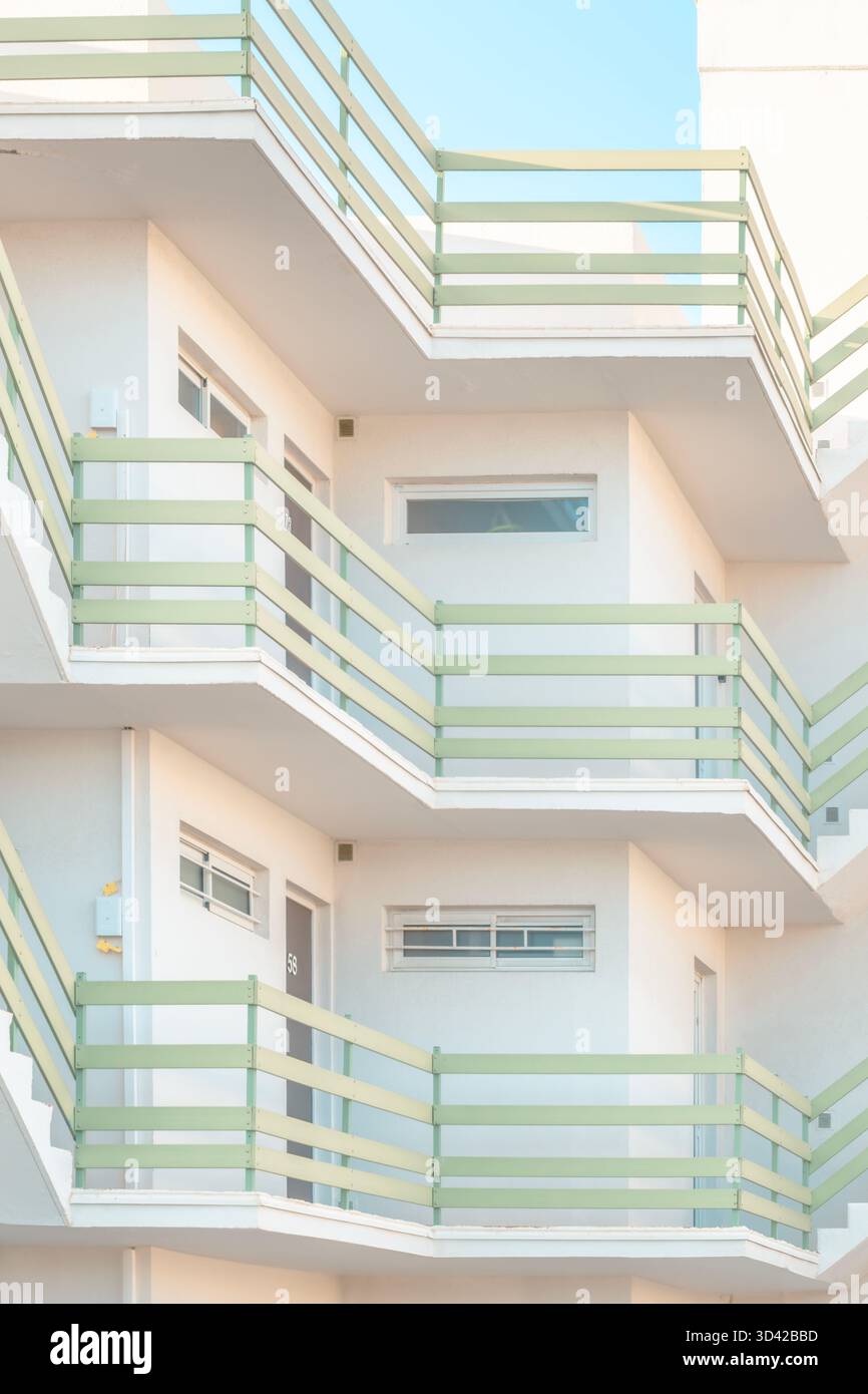 Détail de l'extérieur du bâtiment blanc moderne montrant un motif géométrique d'escaliers et de garde-corps vert pastel Banque D'Images