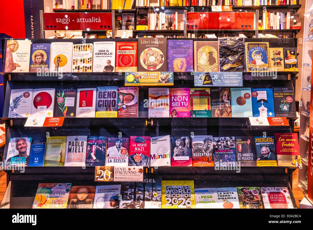 Milan, italie 27 octobre 2025 : intérieur moderne de librairie italienne avec de nouvelles fictions et non-fictions soigneusement arrangées sur les étagères, affichage contemporain de R. Banque D'Images