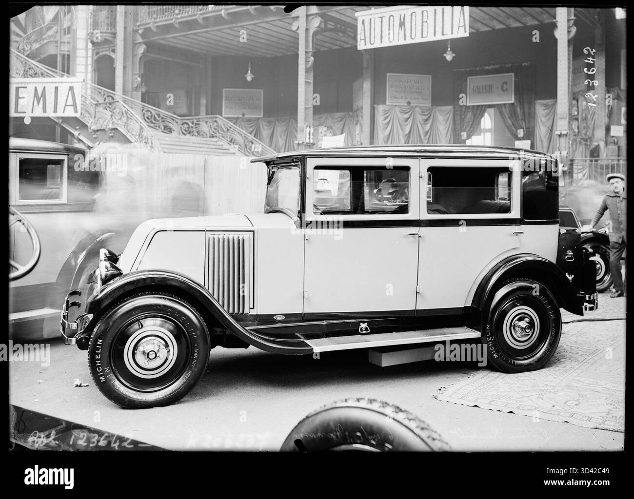 La Renault 8 CV 6 cylindres Monasix, conçue en 1927, présente un design intérieur rigide et une carrosserie Renault. Il a été exposé au salon de l'auto de 1927 qui s'est tenu à l'intérieur du Grand Palais. Banque D'Images