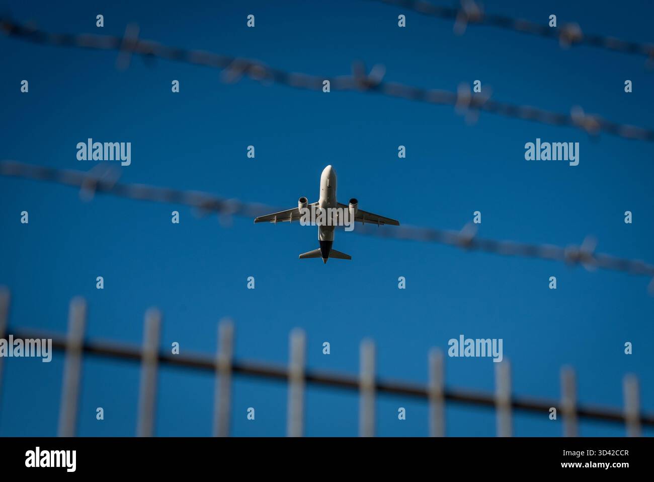 Hambourg, Allemagne, 7 septembre 2025 : avion derrière une barrière de fil barbelé pendant le décollage à l'aéroport de Hambourg Banque D'Images