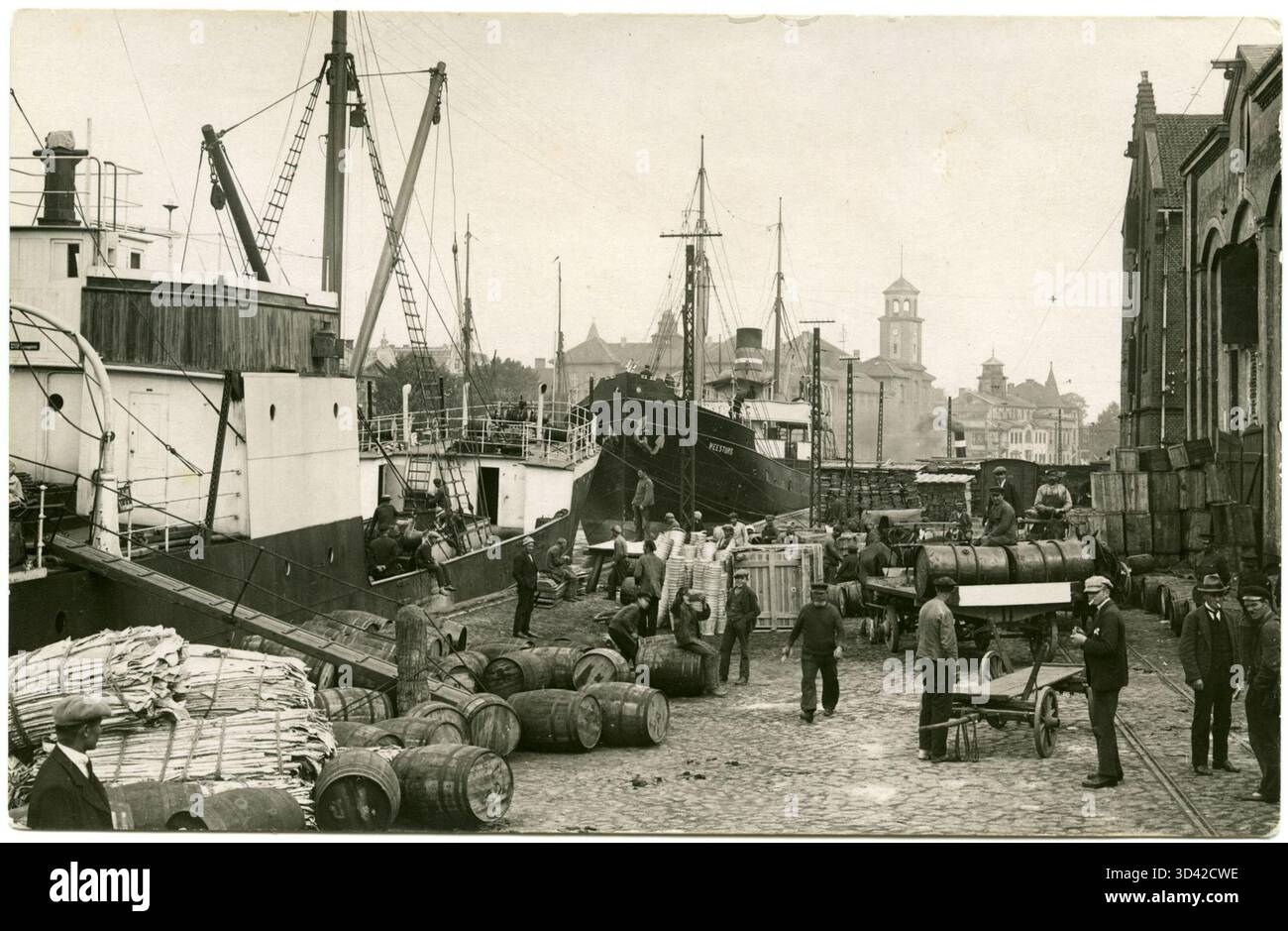 C'est un paysage urbain de Klaipeda, Lituanie, montrant Port Dang en 1928. L'image reflète le paysage urbain de la ville portuaire lituanienne au début du XXe siècle. Banque D'Images