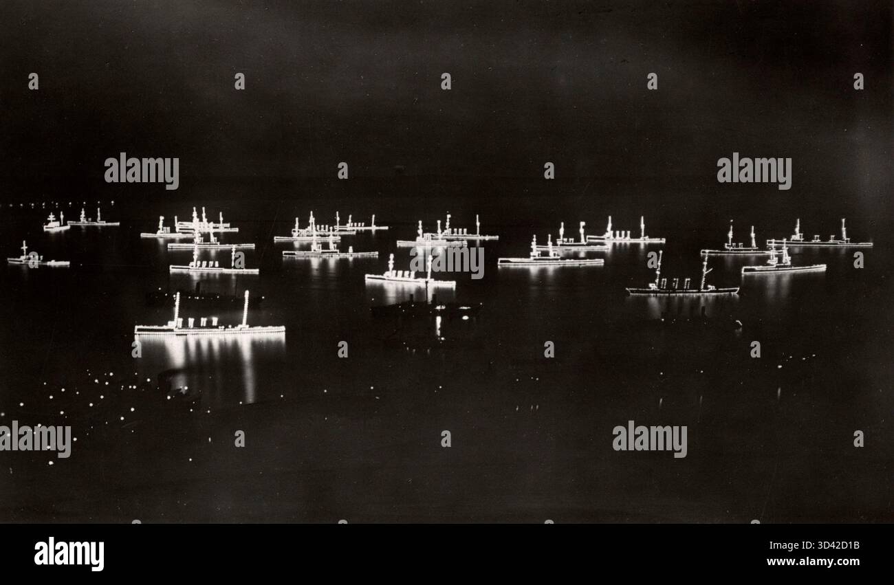 Navires illuminés à la revue navale à Spithead, en Angleterre, lors du couronnement du roi George V en 1911. La revue a présenté la flotte navale britannique dans une démonstration cérémonielle de force et d'unité. Banque D'Images